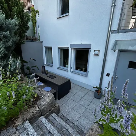 Mit Terrasse *